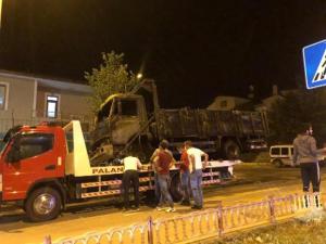 Park halindeki saman yüklü kamyon alev alev yandı