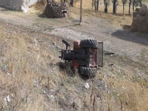 Pasinlerde traktör şarampole uçtu: 3 yaralı