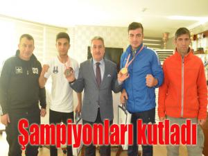 Ringin şampiyonlarını kutladı