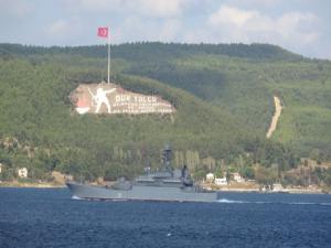 Rus savaş gemisi Çanakkale Boğazı'ndan geçti!