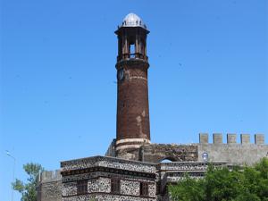 Saat Kulesi kale mescidinin minaresi olarak inşa edildi