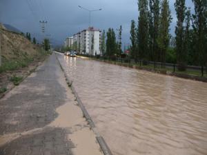 Sağanak yağmur yolları göle çevirdi