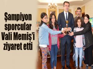 Şampiyon sporcular Vali Memişi ziyaret etti