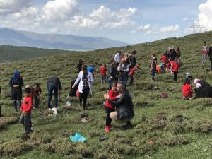 Şehit Üsteğmen İsmail Aksu İlkokulundan ağaç dikim etkinliği