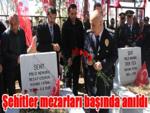 Şehitler mezarları başında anıldı