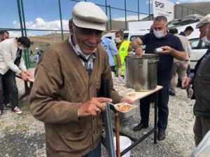 Şenkaya Belediyesi vatandaşa aşure ikram etti