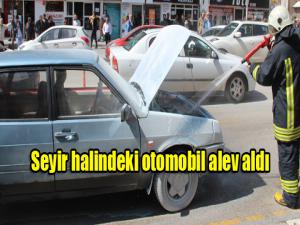 Seyir halindeki otomobil alev aldı