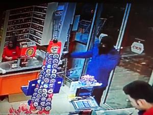 Silahlı, kar maskeli market soyguncusu yakalandı