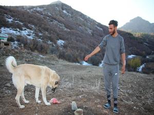 Sözünü tuttu Köpeklerine ziyafet çekti