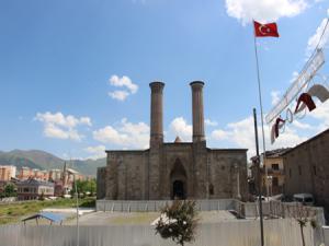  Tarihi Çifte Minareli Medresede çevre düzenlenmesi