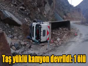 Taş yüklü kamyon devrildi: 1 ölü