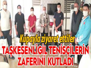 Taşkesenligil tenisçilerin zaferini kutladı