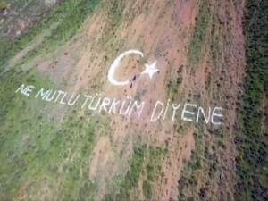 Terörden temizlenen dağlara Mehmetçik'ten devasa 'Ay yıldız'