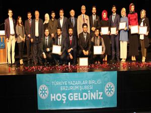 TYB Erzurum Şubesi Gençlik Kolları üyeleri, Anneler Gününe özel şiir programı düzenledi