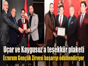 Uçar ve Kaygusuza teşekkür plaketi... Erzurum Gençlik Zirvesi başarıyı ödüllendiriyor