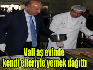 Vali aş evinde kendi elleriyle yemek dağıttı