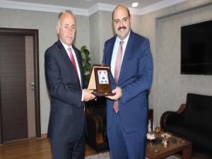 Vali Azizoğlundan, Başkan Orhana veda ziyareti