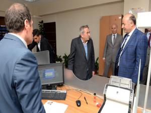 Vali Azizoğlu, pasaport ve ehliyet işlemlerini yerinde inceledi