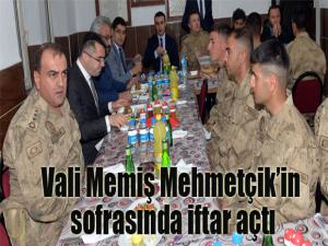 Vali Memiş Mehmetçikin sofrasında iftar açtı