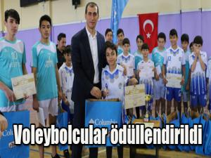 Voleybolcular ödüllendirildi