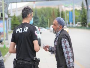 Yaşlı adam kamyonla çarptığı kadının sağlık durumunu uzun süre polislere sordu