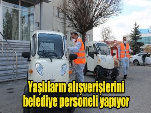 Yaşlılar evden çıkmasın diye alışverişlerini belediye personeli yapıyor