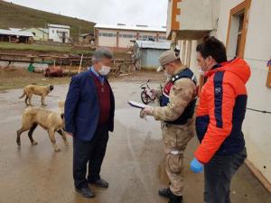 Yaşlıların maaşları ve ihtiyaçlıların destek ödemeleri evlerine götürülüyor