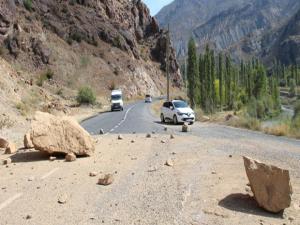 Yola düşen dev kayalar yolu kapattı