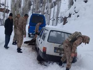 Yolda kalan sürücünün yardımına Jandarma ekipleri yetişti