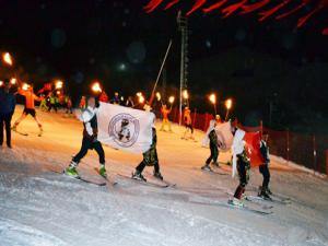 Yöresel kıyafetli kayakçıların meşaleli - Türk Bayraklı gece kayağı büyüledi