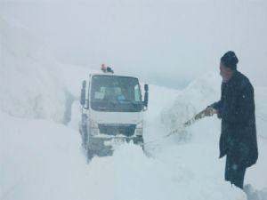 Kar yolları kapattı