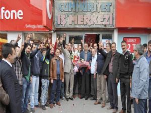 MHP'li adaylar çiçeklerle karşılandı