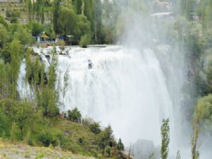 Tortum Şelalesi'ne yerli ve yabancı turist akını