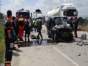 ERZURUM'DA OTOMOBİL KAMYONUN ALTINA GİRDİ: 2 ÖLÜ