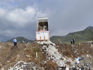 PALANDÖKEN BELEDİYESİ ZABITA EKİPLERİ MİADI DOLMUŞ TONLARCA ÜRÜNÜ İMHA ETTİ