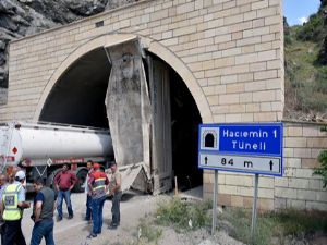 AÇIK UNUTTUĞU DORSESİ İLE TÜNELE GİRMEYE KALKIŞINCA OLANLAR OLDU