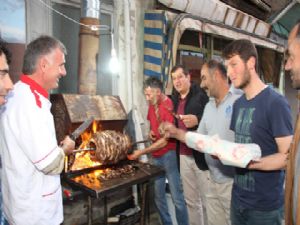 OLTU'DA CAĞ KEBAP İLE İFTAR AÇMA GELENEĞİ SÜRÜYOR