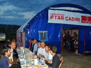 ÇAT BELEDİYE BAŞKANI KILIÇ, İFTAR ÇADIRI GELENEĞİNİ BU YIL DA SÜRDÜRDÜ