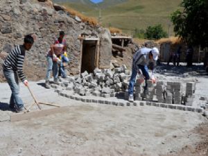 PALANDÖKEN BELEDİYESİ'NDEN TEPE KÖYÜNE VE BÖREKLİ KÖYÜNE KİLİT TAŞI