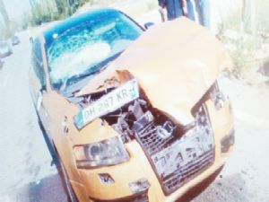 Yabancı plakalı otomobil traktöre çarptı: 2 yaralı