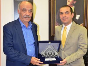 BAŞKAN YÜCELİK'TEN, KAYMAKAM TAŞOLAR'A PLAKET