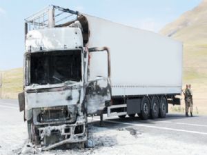 PKK, Göle-Oltu karayolunda 3 TIR yaktı