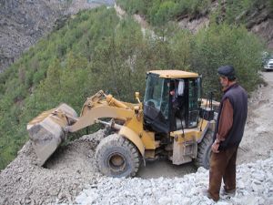 SEL SULARININ KAPATIĞI KÖY YOLLARI ULAŞIMA AÇILDI