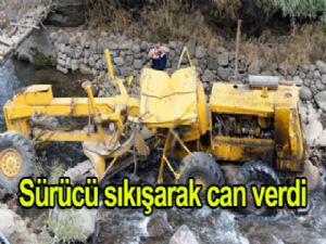 Dereye uçan iş makinasında sürücü sıkışarak can verdi