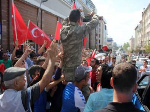 TERÖR PROTESTOSUNDA ERZURUMLULAR ASKERLERİ BAĞIRLARINA BASTI