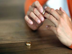 AYM: Boşanan Kadın Çocuğuna Kendi Soyadını Verebilir