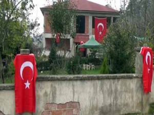 Şehidin baba ocağı bayraklarla donatıldı