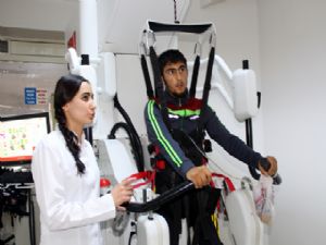 19 YAŞINDAKİ HÜSEYİN YÜRÜME ROBOTUYLA İLK ADIMLARINI ATIYOR