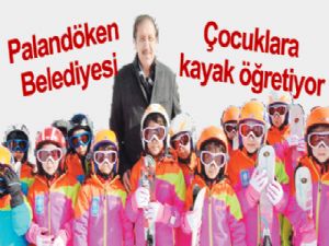 Çocuklara  kayak öğretiyor