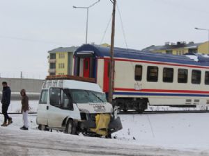 YOLCU TRENİ MİNİBÜSE ÇARPTI: 1 YARALI